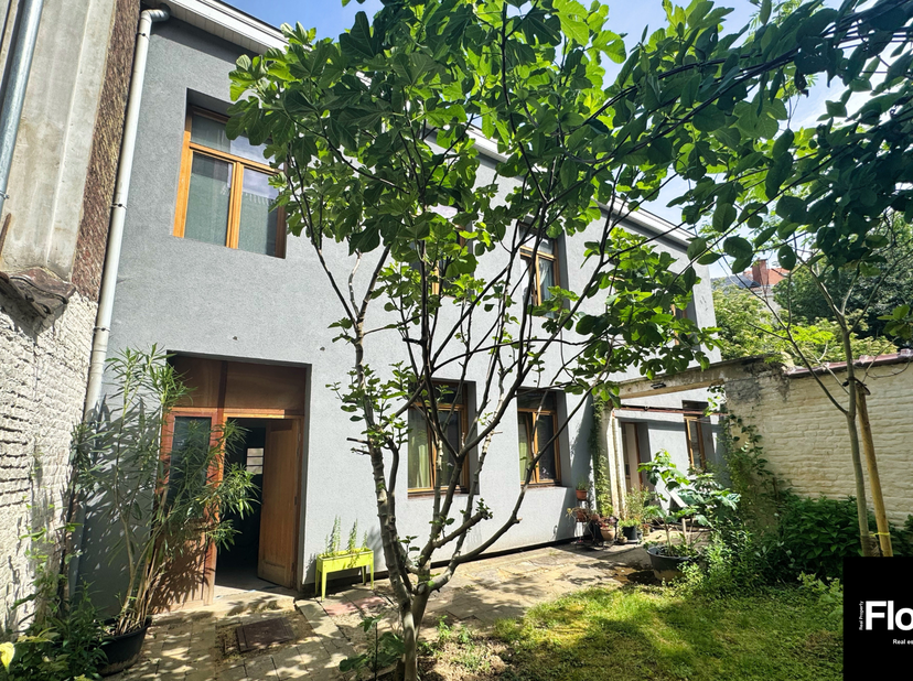 FLOW Real Property nodigt u uit om een uniek pand te ontdekken, verscholen voor inkijk en weg van het stadslawaai, gelegen achteraan een appartementsg