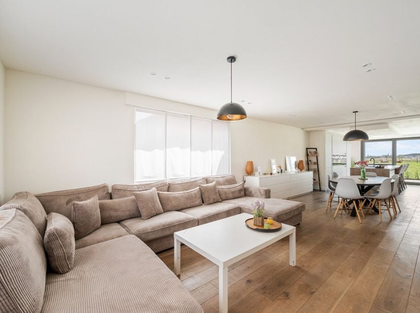 - Instapklare, halfopen woning<br />
- Ideale ligging: Overheulestraat 309 in Moorsele<br />
- Lichtrijke leefruimte met open keuken en handige bergin