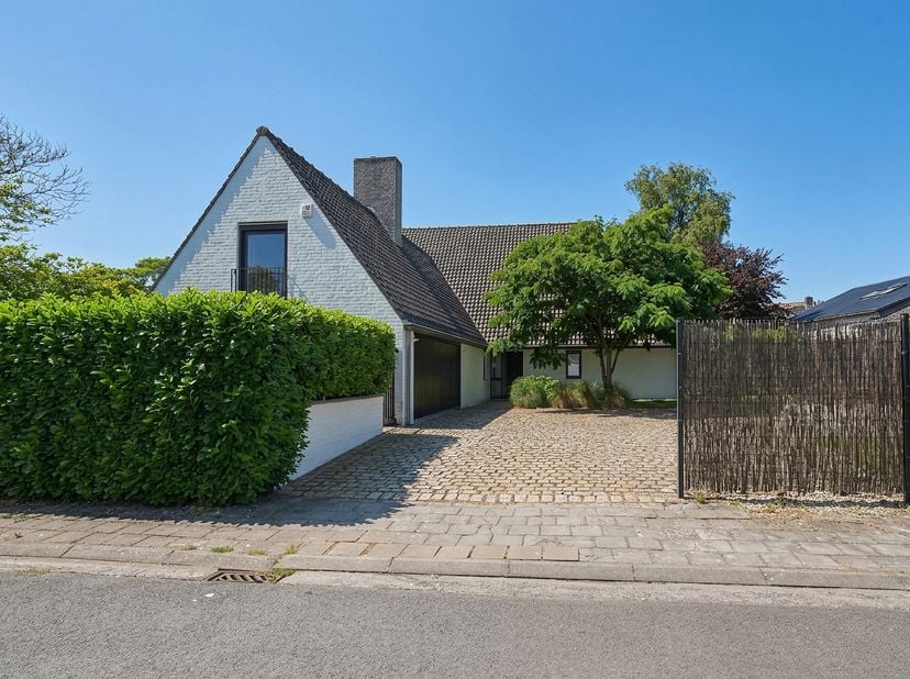In de zeer gegeerde residentiële wijk Clos de la Malcense in Dottignies ontdekt u deze elegante architectenvilla, ontworpen in 1970 door architect Van