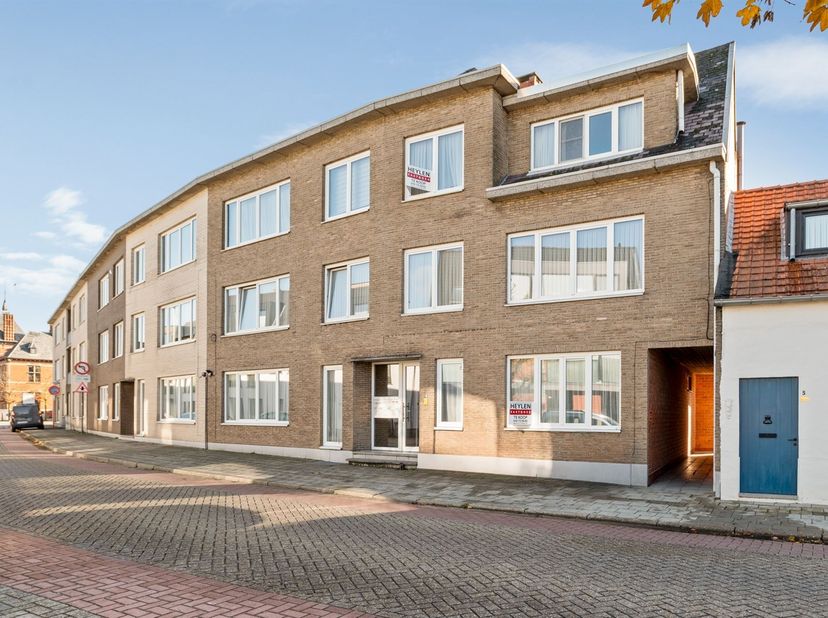 Dakappartement met 1 slaapkamer en terras<br />
<br />
Locatie:<br />
Dit gelijkvloers appartement is centraal gelegen aan de Steenweg op Sevendonk