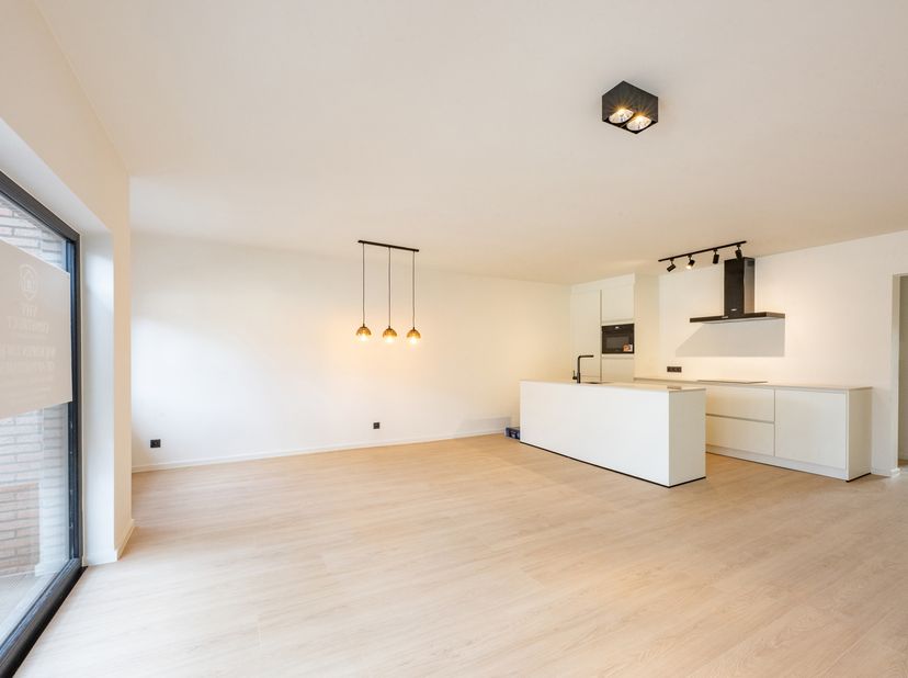 Instapklaar tweeslaapkamerappartement met terras in het centrum van Lint<br />
Bij binnenkomst kom je in een ruime inkomhal die toegang biedt tot alle