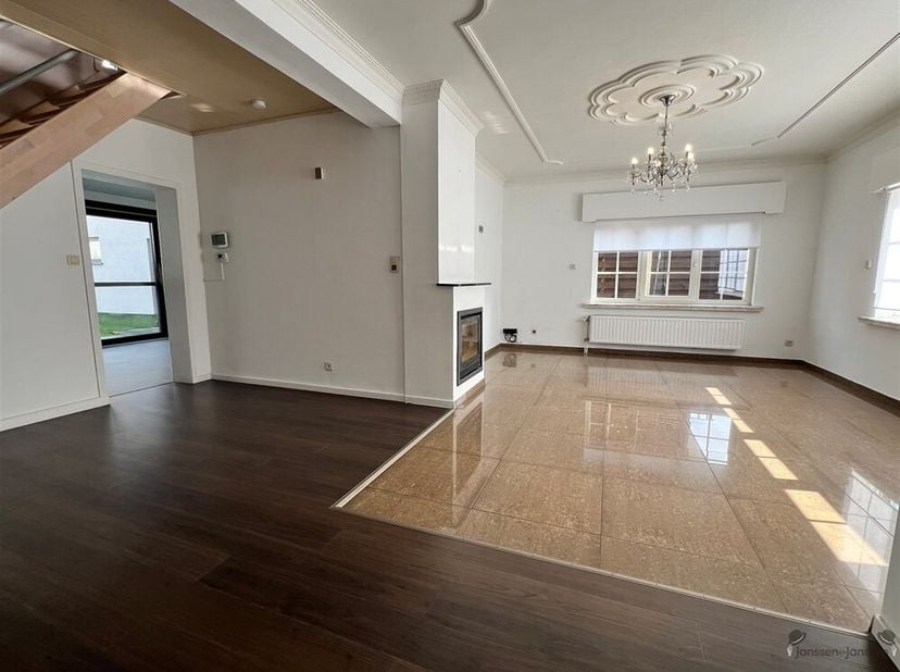 Ruime en instapklare gezinswoning met 5 slaapkamers, garage en zonnige tuin te Hamme<br />
Deze verzorgde woning beschikt over een bewoonbare oppervla