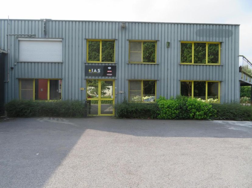 BEDRIJFSGEBOUW MET MAGAZIJN, KANTOREN EN WOONGELEGENHEID -<br />
Op een vlot bereikbare locatie bevindt zich dit multifunctionele bedrijfsgebouw dat e