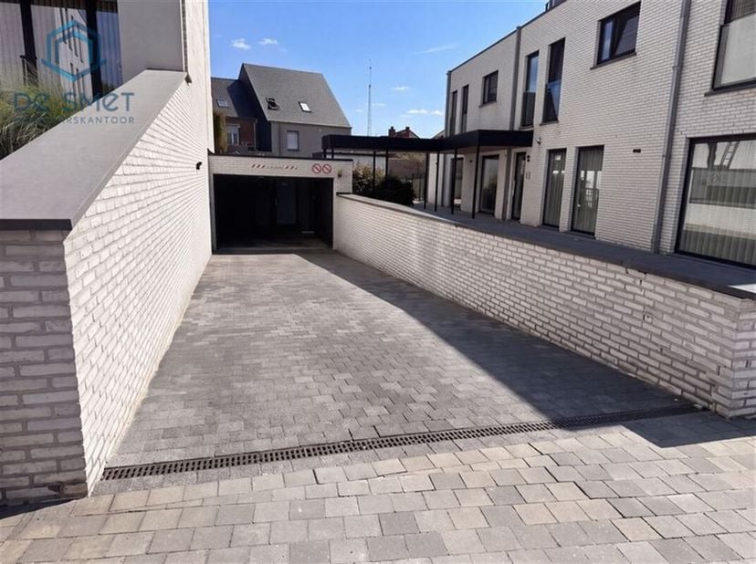 Garage n° 8 à vendre dans la Résidence Le Cheval Blanc à Moerbeke. Box de garage souterrain à vendre avec porte sectionnelle. Pour des informations ou