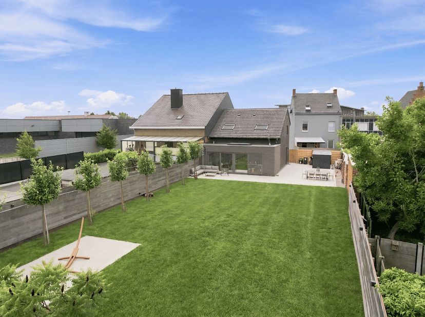 Welkom in de Wezestraat 1B te Ardooie, een energiezuinige woning met EPC-label A en een prachtige tuin. Dankzij de centrale ligging geniet u van een v