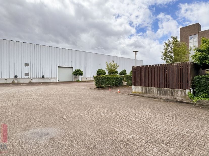 Bedrijfsgebouw met 11.730&amp;nbsp;m² magazijnruimte (buitenruimte en kantoren optioneel).<br />
Gelegen in Satenrozen, uitstekend bereikbaar via de E19,