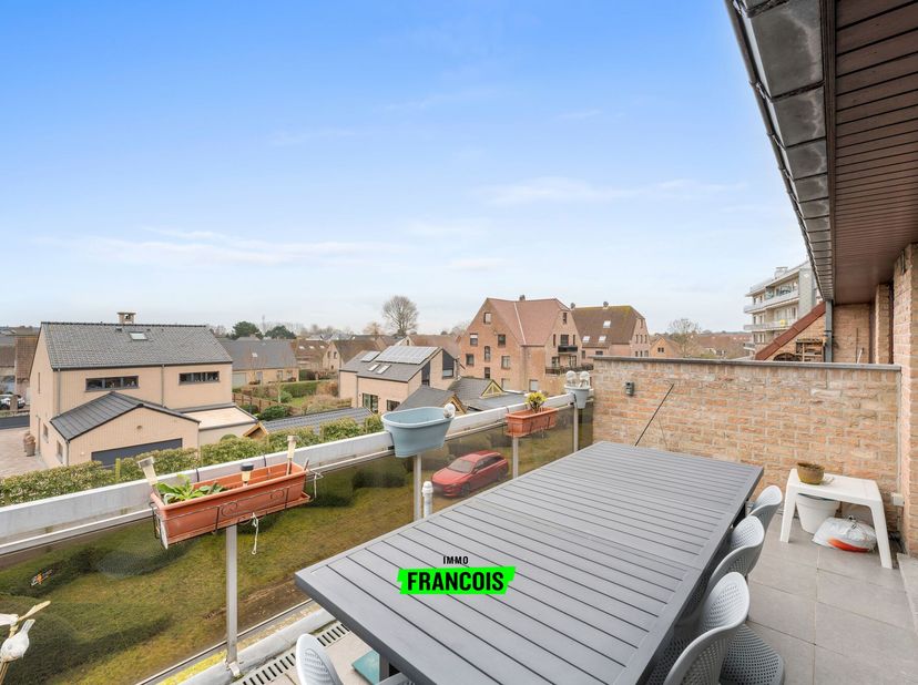 Duplex appartement met 3 slaapkamers en zonnige terrassen in De Haan.<br />
In de Goudfazantlaan 10 te 8420 De Haan bevindt zich dit uitstekend onderh