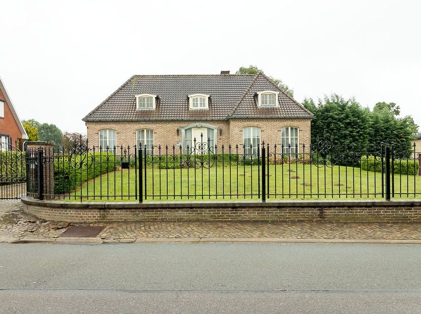 WONING MET NAASTLIGGEND MAGAZIJN<br />
<br />
Woning met naastliggend magazijn, te Zepperen (Sint-Truiden), Terwouwenstraat 37/39.<br />
<br />
Bent u