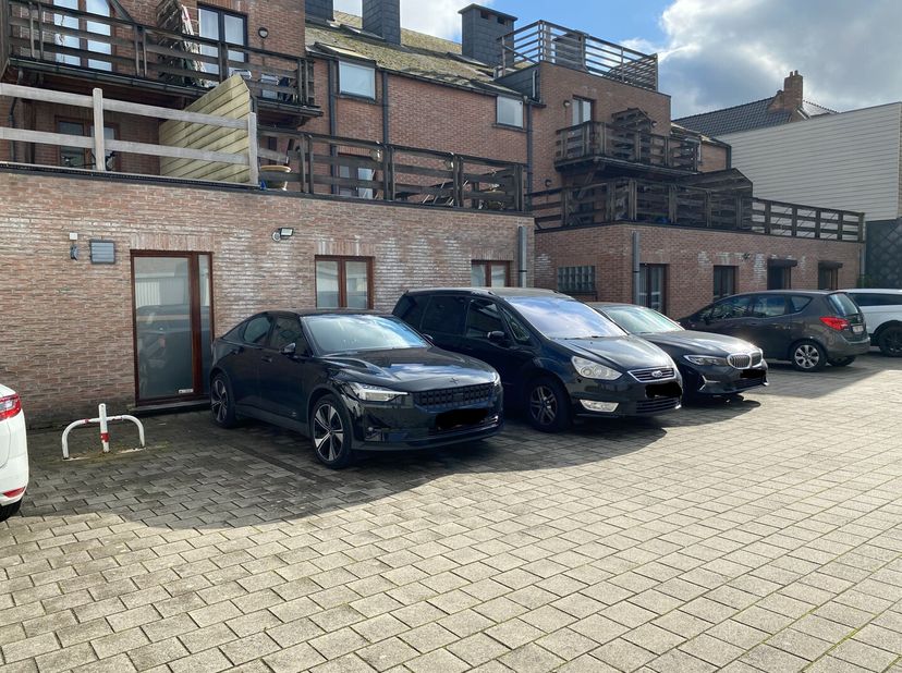 Achter een kleinschalige residentie in het centrum van Melle wordt deze bovengrondse autostaanplaats met parkeerbeugel te koop aangeboden. Optioneel k