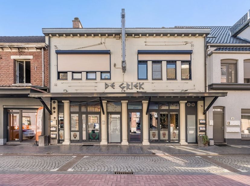 Handelspand met horeca-inrichting op toplocatie in Maasmechelen<br />
<br />
Ligging<br />
Dit instapklare handelspand is gelegen aan de Kruindersw