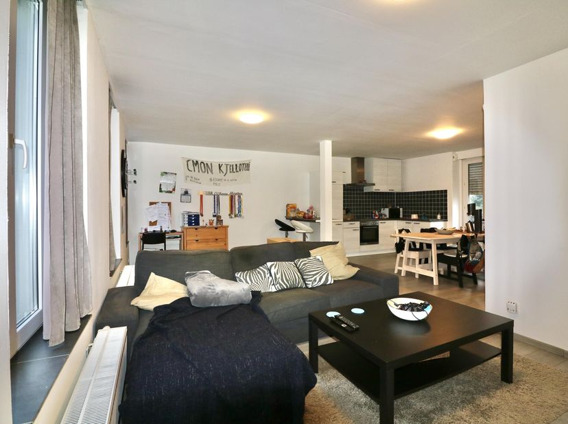 Dit duplex appartement is gelegen op een topligging aan het gezellige Plein in de landelijke gemeente Kaprijke.<br />
<br />
Door zijn centrale liggin