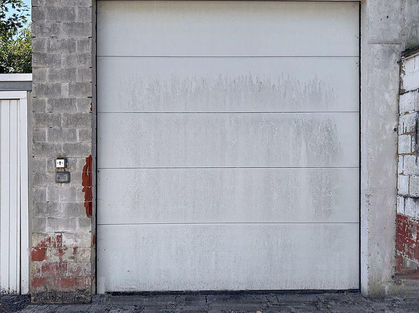 Deze garagebox is gelegen te Elfjulistraat 93, box 10.<br />
Toplocatie: rustige buurt, vlot bereikbaar.<br />
Ideaal voor omwonenden om zelf te gebru