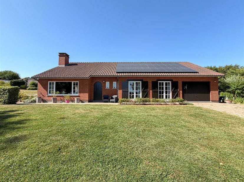 Située sur les hauteurs de Presles, cette magnifique villa de caractère, habitable de plain-pied, bénéficie de vues exceptionnelles sur la campagne en