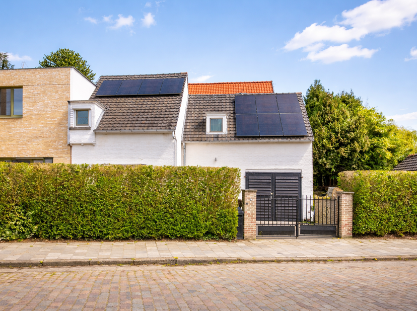 Ligging<br />
Deze woning bevindt zich in een uiterst rustige straat in Gentbrugge, een gegeerde woonomgeving waar rust, bereikbaarheid en voorziening