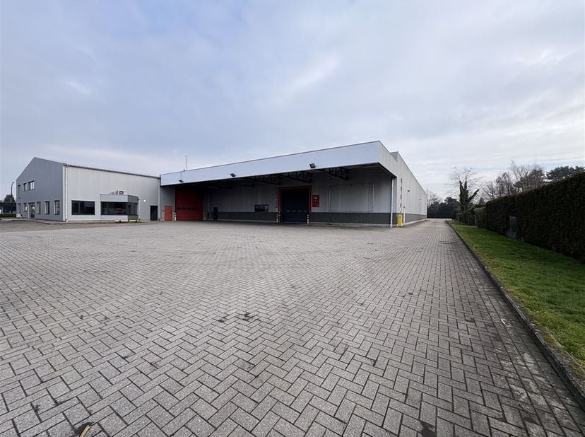 Strategisch gelegen industriehal met kantoorruimte te Lille<br />
Ligging: De industriehal is gelegen aan de Achterstenhoek 10 in Lille en geniet van