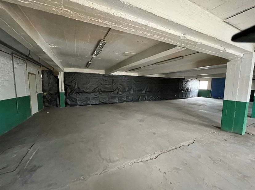 Entrepôt de 350 m² proposé en usage privé.  Le loyer ne peut être déduit fiscalement.