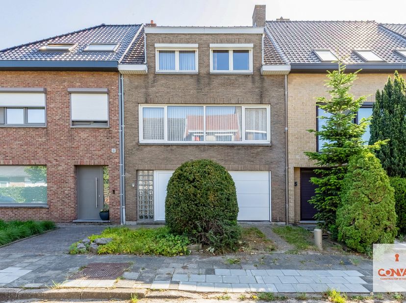 Bent u op zoek naar een woning die u volledig naar eigen smaak en stijl kan renoveren? Dan biedt deze ruime woning in de Ravenstraat te Wondelgem een
