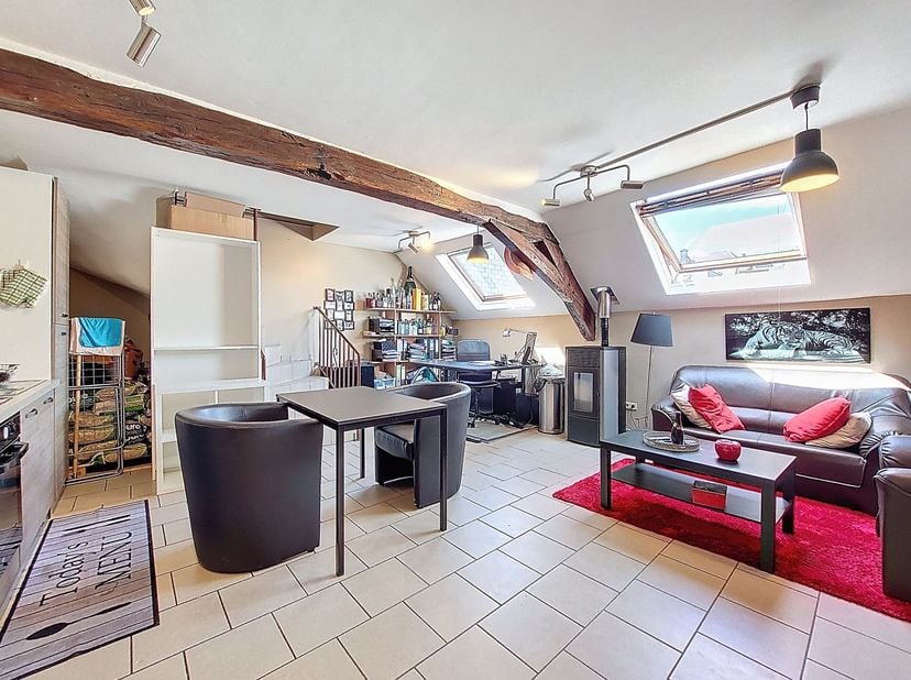 W Immobilière vous propose, en plein cœur d'Arlon, un agréable appartement duplex situé au troisième étage d'une résidence à appartements. <br />
<br