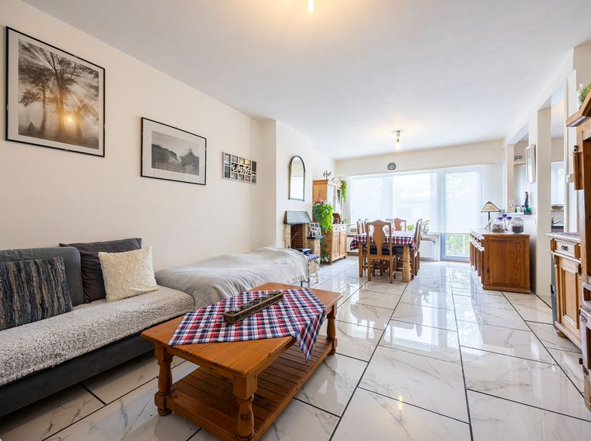 Bent u op zoek naar een appartement met 2 slaapkamers en garage in Ekeren? Dan hebben wij deze eigendom voor u te koop. Dit verzorgd appartement ligt