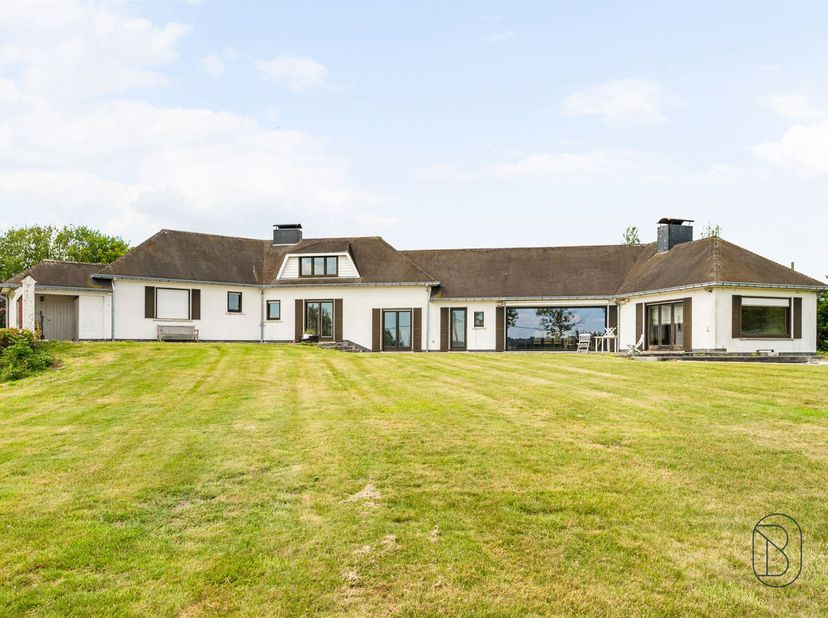 Statige villa met zwembad en uniek uitzicht op een perceel van 6.401m²<br />
<br />
Op zoek naar ruimte, rust en privacy? Dan zal deze charmante eig