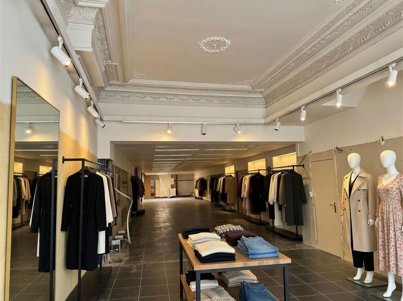 Handels gelijkvloers te huur op TOP locatie in het centrum van Lier<br />
<br />
<br />
Beschrijving:<br />
Deze ruime handelsruimte van ca. 240 m