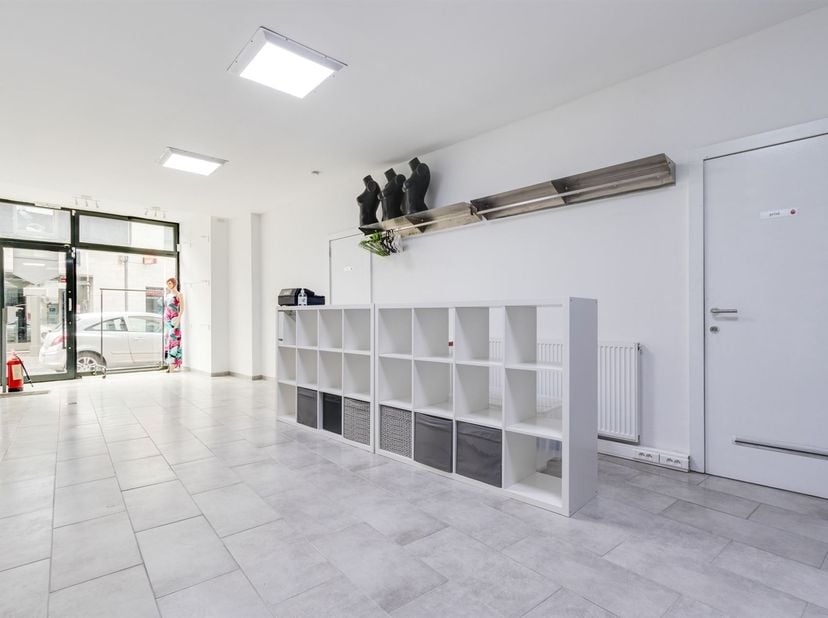 Très belle surface commerciale en plein coeur de Leuze   <br />
Lumineuse surface polyvalente avec une belle vitrine donnant dans la grand rue, wc, p