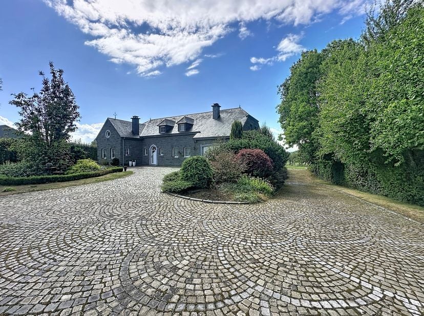 EasyHome heeft het genoegen u deze karaktervolle eigendom voor te stellen in Gedinne, midden in een ongerepte en groene omgeving. Deze woning, gebouwd