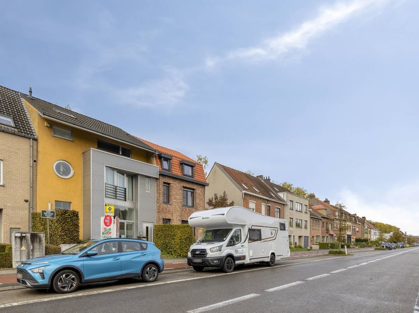 Bien professionnel à louer à Baron Ruzettelaan 240,
                    8310 Assebroek