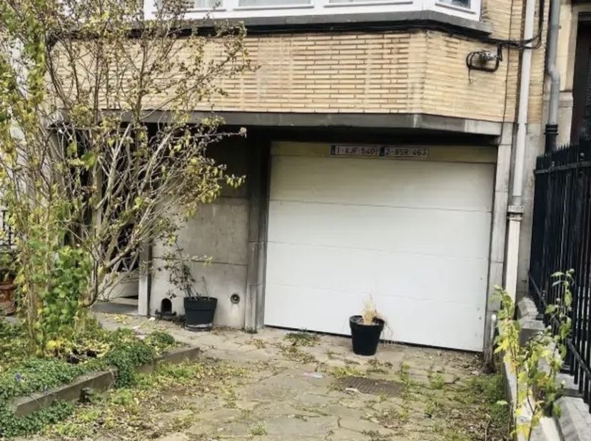 MARITIEME WIJK – Appartement met 2 slaapkamers, privégaragebox en privéstaanplaats – 75 m²<br />
<br />
Gelegen in een aangename kleine laan van de ge
