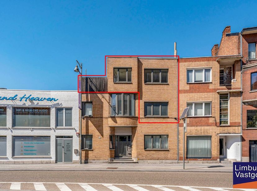 Gezellig en zeer centraal gelegen appartement met ruim terras op de bovenste verdieping van een kleinschalig appartementsgebouw. Dit appartement is ge