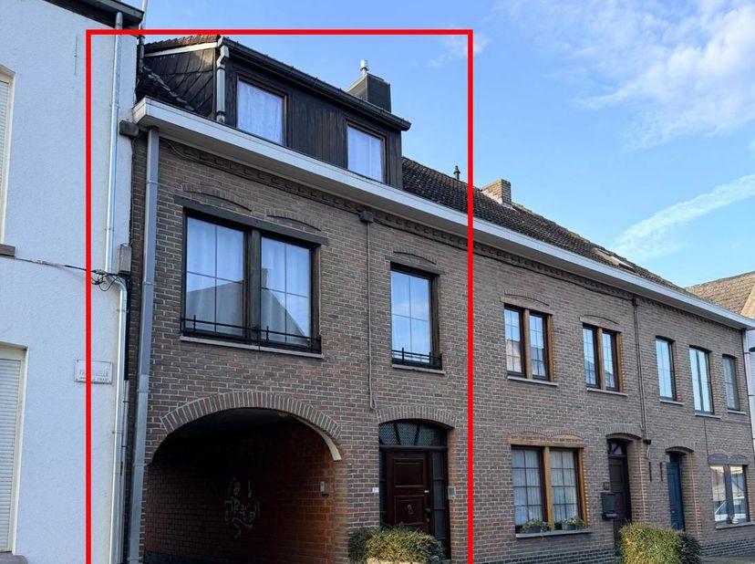 BEL-ÉTAGE CENTRALEMENT SITUÉ AVEC GARAGE PRIVATIF. Cette charmante maison unifamiliale est idéalement située dans le centre-ville de Grammont, avec to