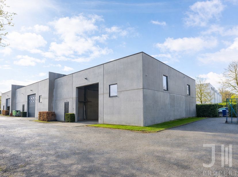 Ideaal gelegen in de onmiddellijke nabijheid van de E411, in een recent, verzorgd en perfect onderhouden gebouw, biedt J&amp;amp;J Properties een magazijn