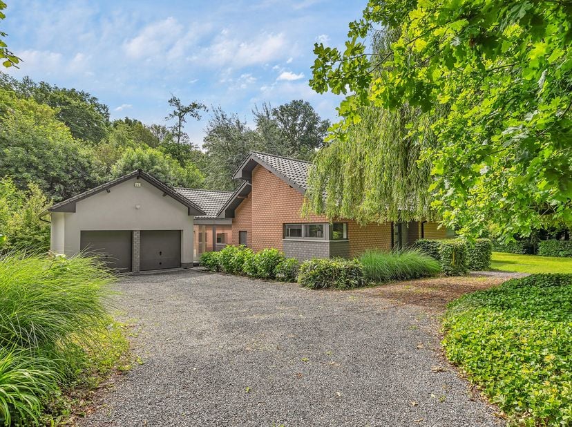 Gelegen in een exclusieve en bijzonder rustige omgeving in Heikruis bevindt zich deze unieke, instapklare woning op een prachtig perceel van maar lief