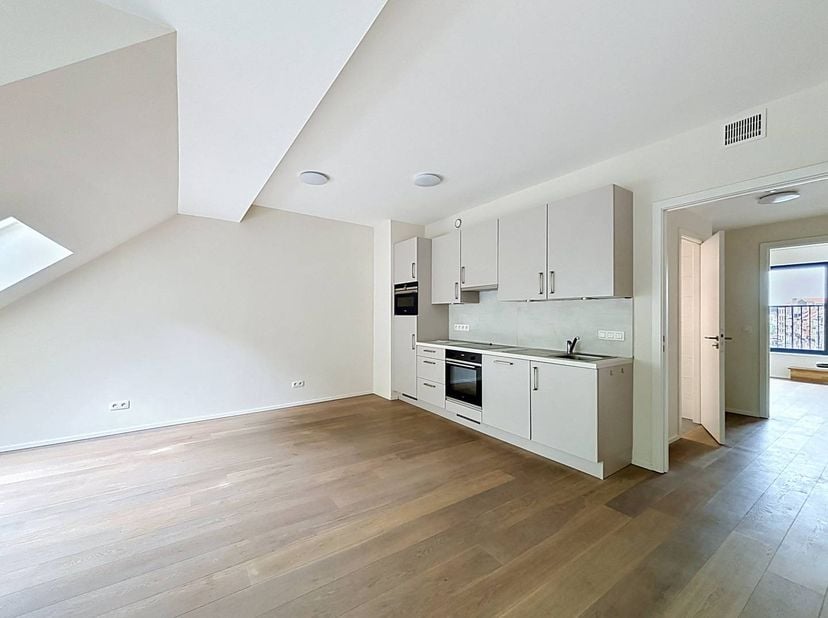 Schaerbeek,  A deux pas du Parc Josaphat se trouve un superbe appartement de ±71m² dans la résidence Voltaire avec parking et terrasse. <br />
 <br />