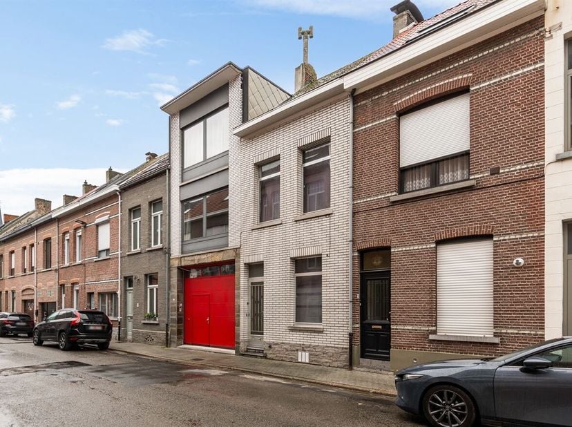 Te renoveren woning met potentieel nabij centrum Mechelen<br />
Deze te renoveren woning is gunstig gelegen nabij het centrum van Mechelen en de vaart