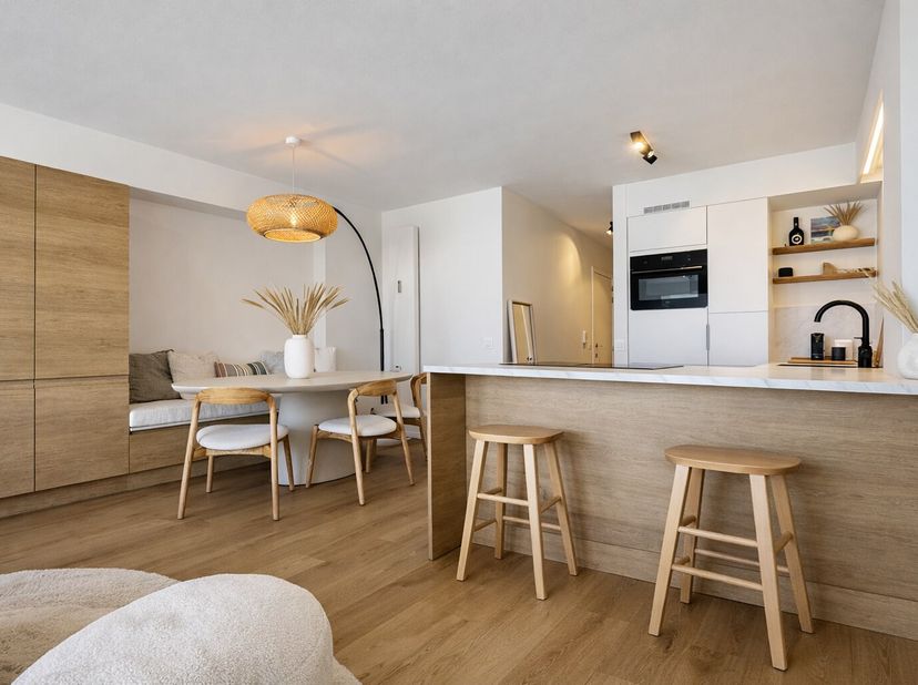 Dit volledig gerenoveerde appartement op de Zeedijk werd in 2024 met veel zorg en oog voor detail vernieuwd, waarbij zowel esthetiek als praktische in