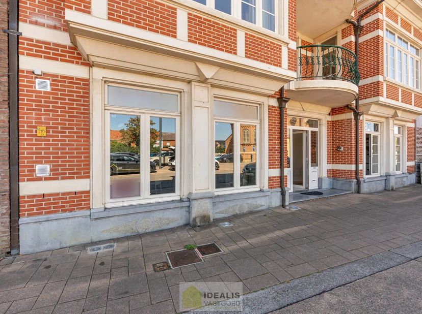 IDEALIS VASTGOED - KANTOORRUIMTE MET TAL VAN MOGELIJKHEDEN OP EEN TOPLOCATIE IN HET CENTRUM VAN PAAL (BERINGEN) IN EEN KARAKTERISTIEK PAND! Deze kanto