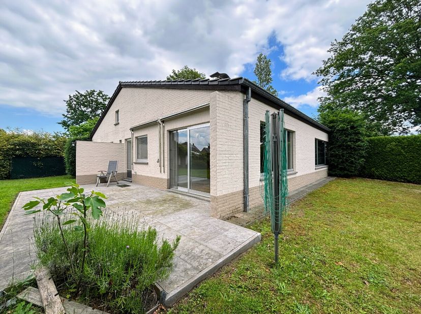 Woning met mooie tuin vlakbij centrum Zonhoven. Voor meer info ga naar https://www.era.be/nl/te-huur/zonhoven/huis/woning-met-tuin-op-goede-ligging-zo