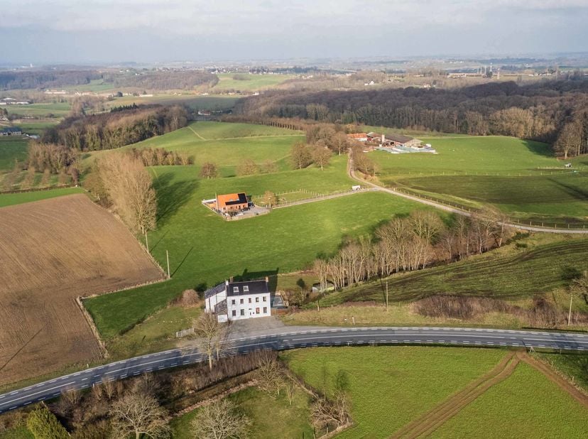 Op de Hotond, het hoogste punt van Oost-Vlaanderen, bevindt zich deze deels te renoveren villa met een uitzonderlijk panoramisch uitzicht.Dankzij haar