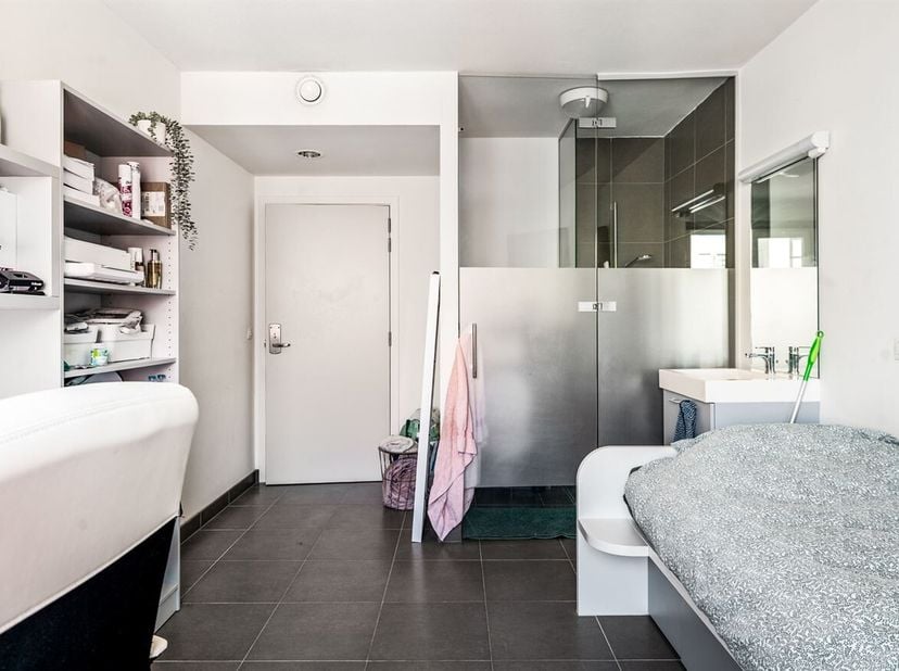 Moderne studentenkamer (18m²) met privé badkamer op toplocatie in hartje Antwerpen<br />
Ligging:<br />
Deze instapklare studentenkamer bevindt zich i