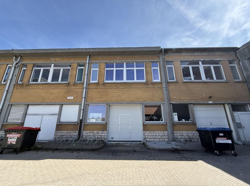 Deze gerenoveerde opslagruimte van 280m², verdeeld over het gelijkvloers en de eerste verdieping, bevindt zich op een uitstekend bereikbare locatie aa