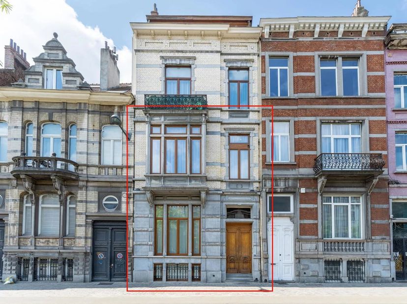 Permis accepté pour ce triplex de ± 268 m² qui offre de beaux espaces de réception, une cuisine, 3 chambres, 2 bureaux, une salle de bain, une salle d