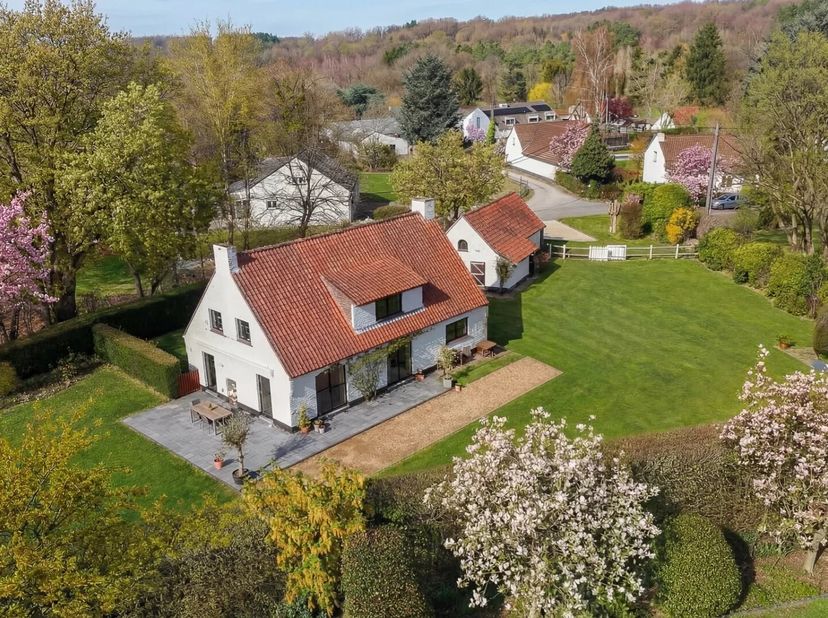 In de onmiddellijke nabijheid van de abdij van Aywiers, ontwikkelt een familievilla met een oppervlakte volgens PEB van ongeveer 178m², gelegen op een