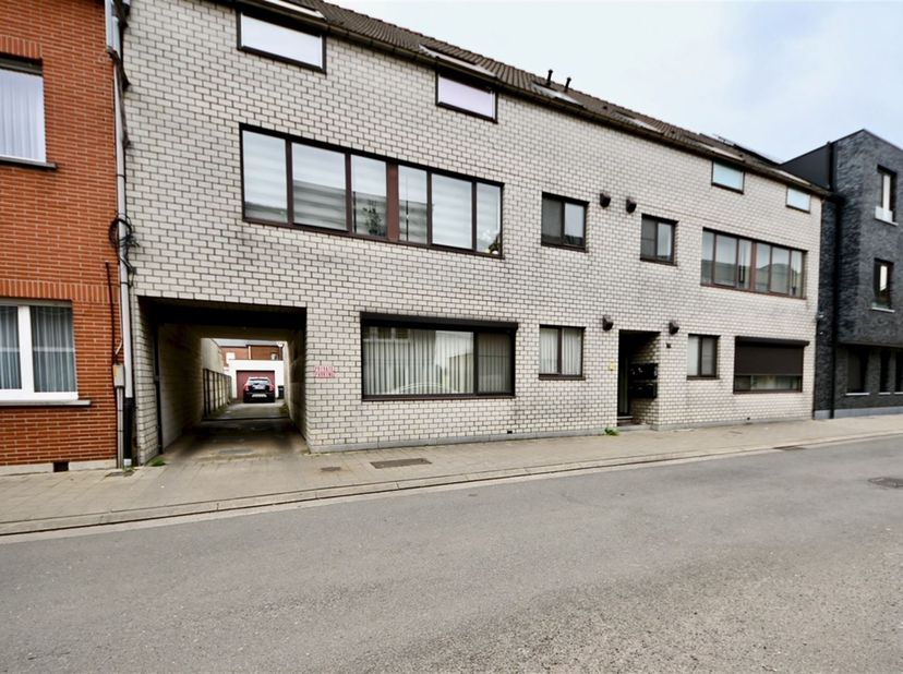 Dit op de eerste verdieping gelegen appartement beschikt over een inkom, een ruime woonkamer met veel lichtinval, een keuken, drie slaapkamers en een