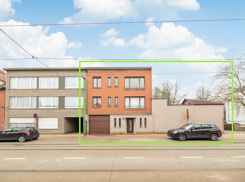 Bel-étage bien entretenu avec garage spacieux au cœur de Zwijndrecht<br />
Cette maison de bel-étage bien entretenue avec garage est idéalement situé