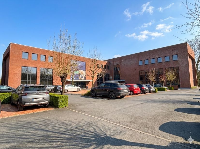 Kantoorgebouw te koop met zichtbaarheid vanop de Ring te Roeselare met een bruikbare oppervlakte van 3.222m² en bijhorende parking voor 92 wagens. <br