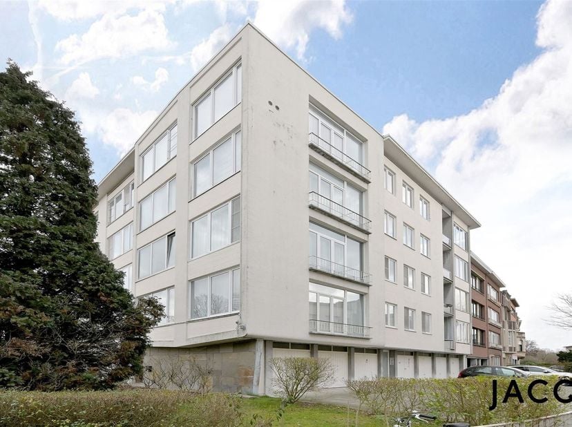 JACQ. Real Estate stelt u graag dit gezellige en perfect gelegen appartement voor in de Jan Van Rijswijcklaan te Antwerpen.<br />
<br />
Via de inko