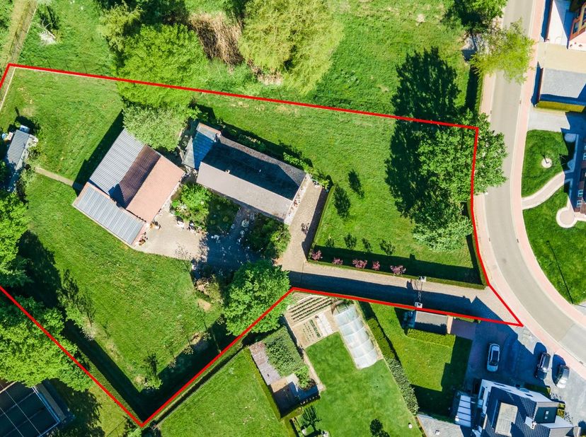Charmante hoeve met uitzonderlijk potentieel op toplocatie in Rapertingen!<br />
Deze karaktervolle hoeve is rustig gelegen aan de Trekschurenstraat