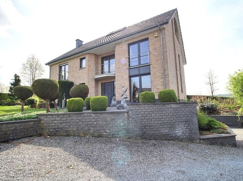 MONTZEN Steenteveld, 19: In een van de mooiste woonwijken van Montzen, op slechts 2 minuten lopen van het centrum en dus dicht bij alle voorzieningen,