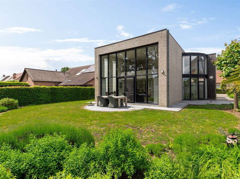 Ruime, instapklare woonst met zonnepanelen op een perceel van 1.400m²<br />
 De woning dateert van 1994, is uitstekend onderhouden en voldoet aan de h